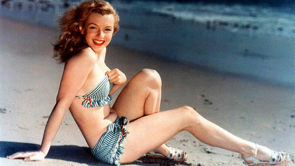 Marilyn Monroe posando en bikini a finales de 1940.