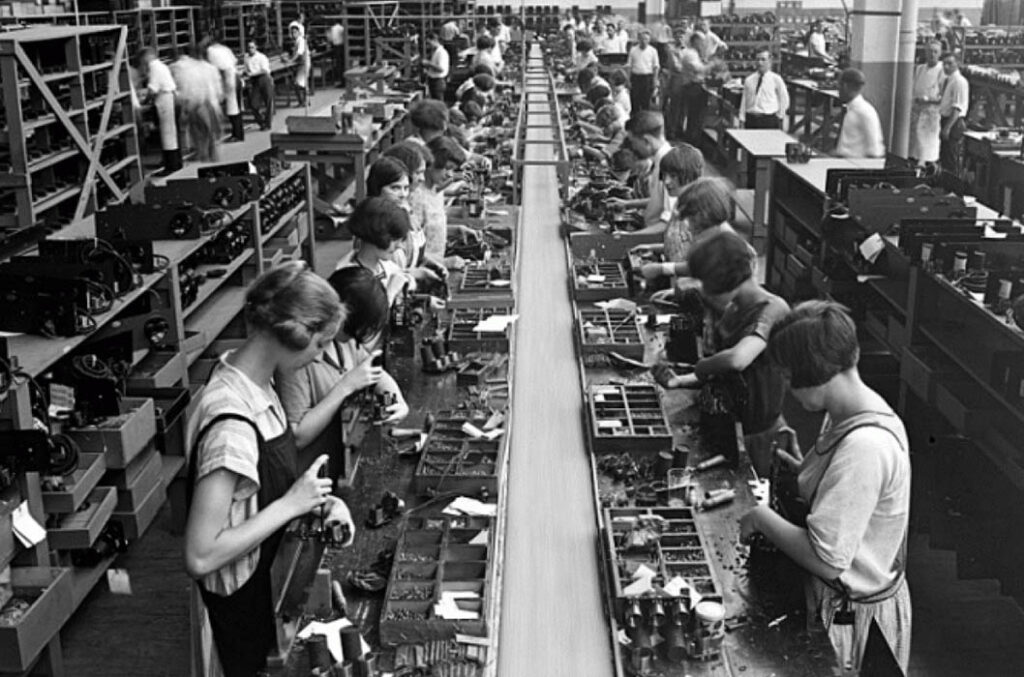 Trabajadoras en una línea de ensamblaje, 1930.