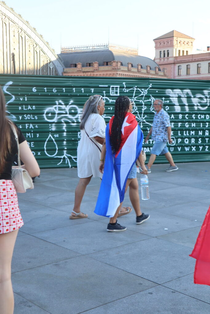 dos personas con una bandera cubana