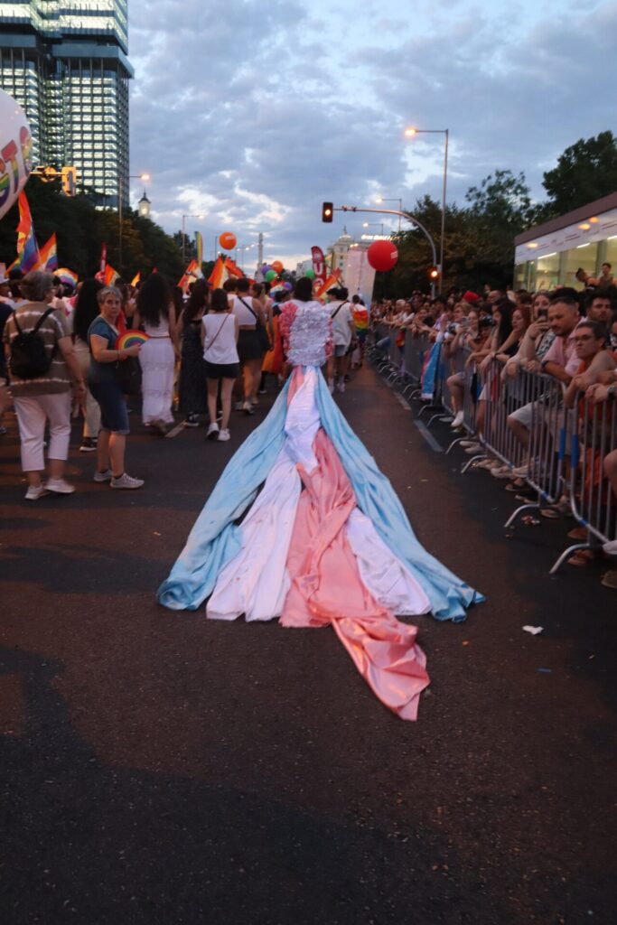 bandera trans en el Orgullo de Madrid