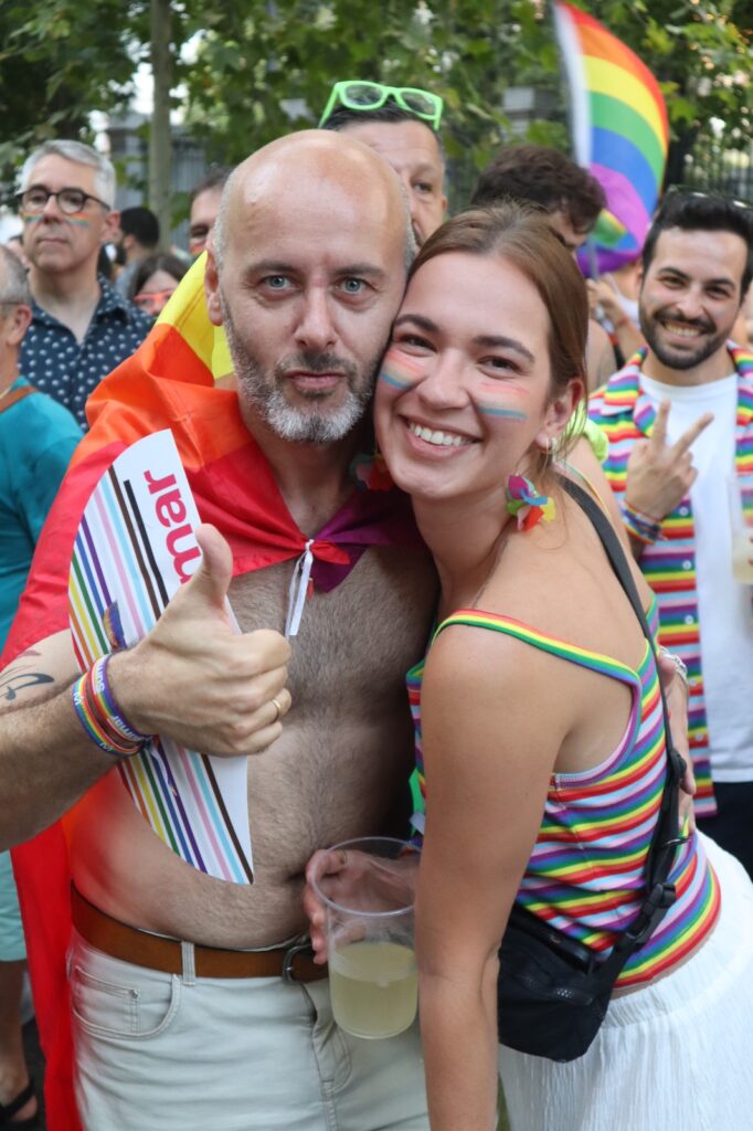 dos personas posan para una foto en el desfile