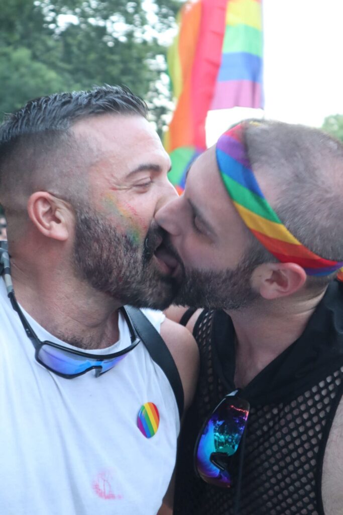 Dos personas besándose durante el desfile en Madrid.