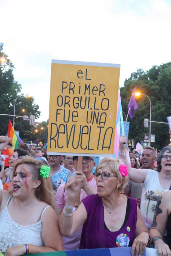 mujer con cartel en Orgullo Madrid