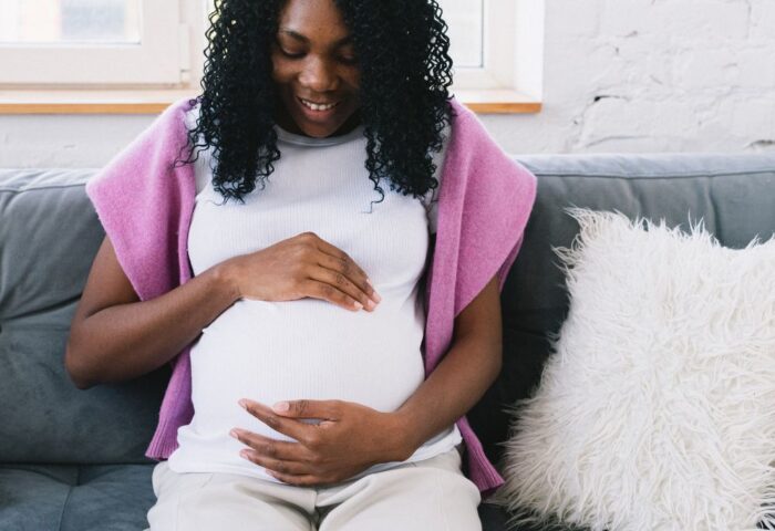 Mujer negra embarazada
