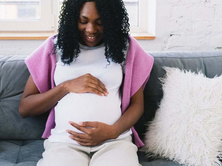 Mujer negra embarazada