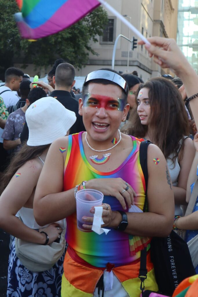 persona racializada en el orgullo de Madrid