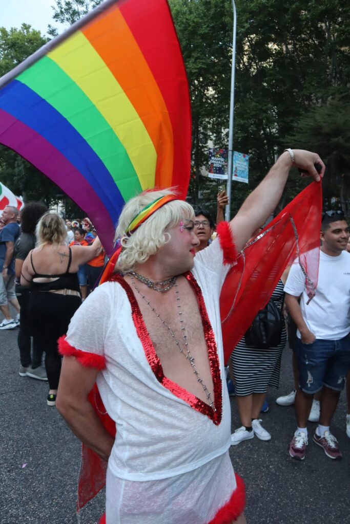 persona con bandera LGBTIQ en Orgullo de Madrid