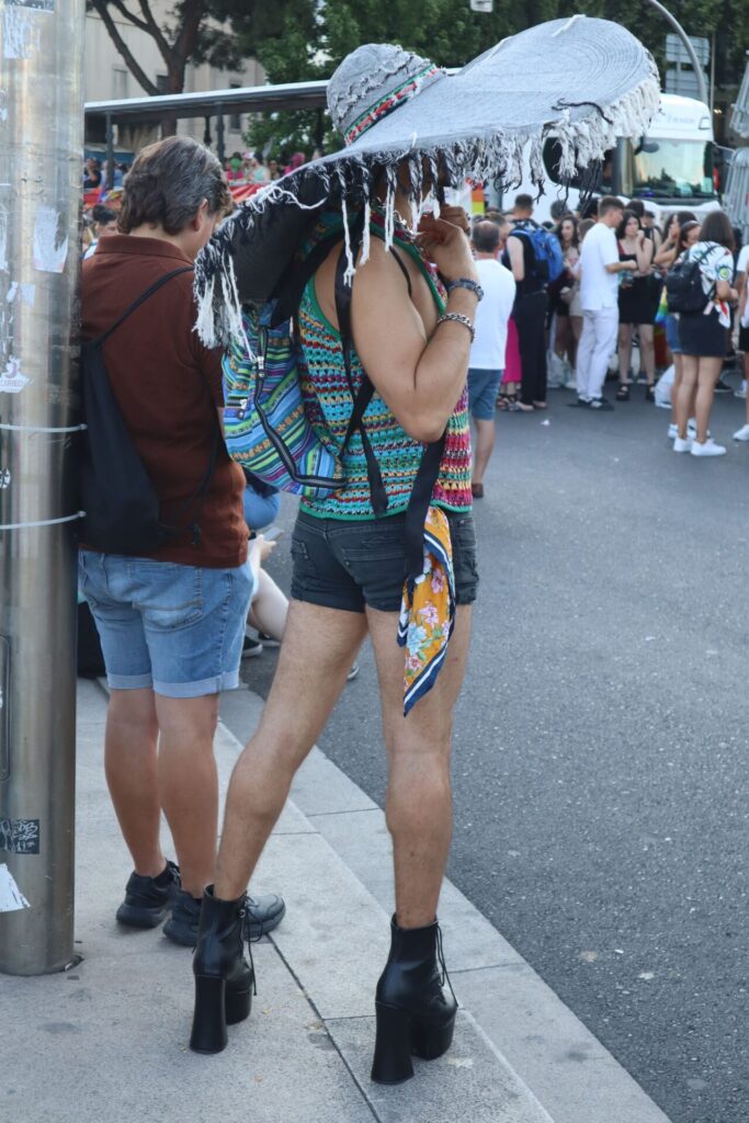 persona con sombrero en orgullo de Madrid