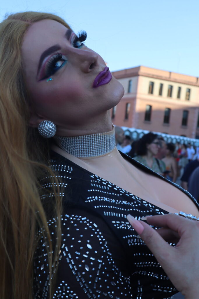 persona trans en el desfile.