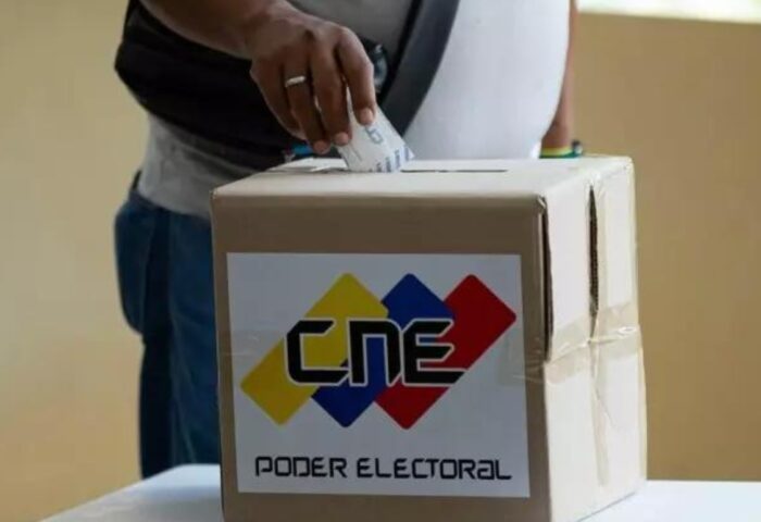 Venezolano votando en las elecciones presidenciales del 28 de julio de 2024.