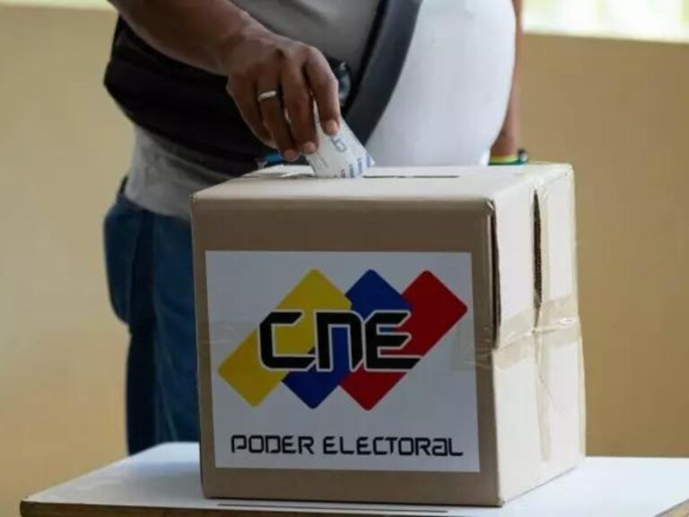 Venezolano votando en las elecciones presidenciales del 28 de julio de 2024.