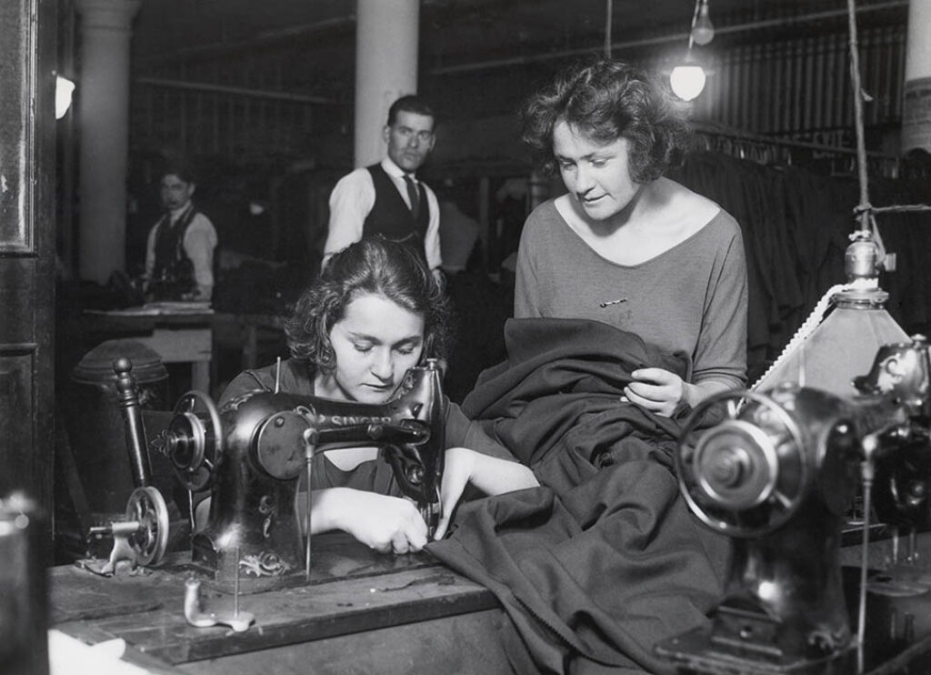 Mujeres empleadas en la industria textil en la década de 1920.