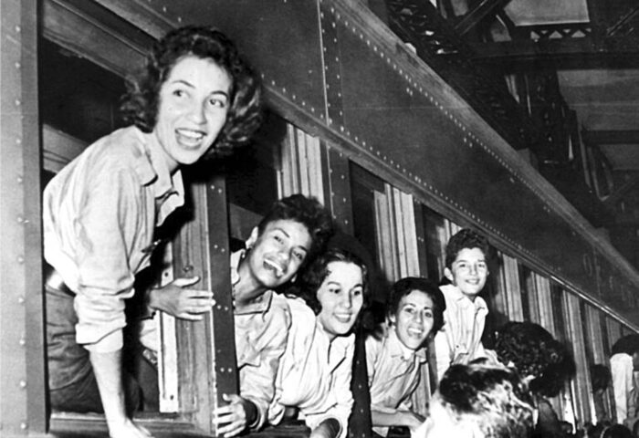 Mujeres cubanas partiendo a la campaña de alfabetización en 1961.