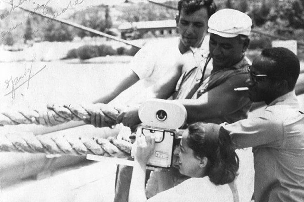 Isabel Larguía filmando en el puerto de La Habana, en la década de 1970.