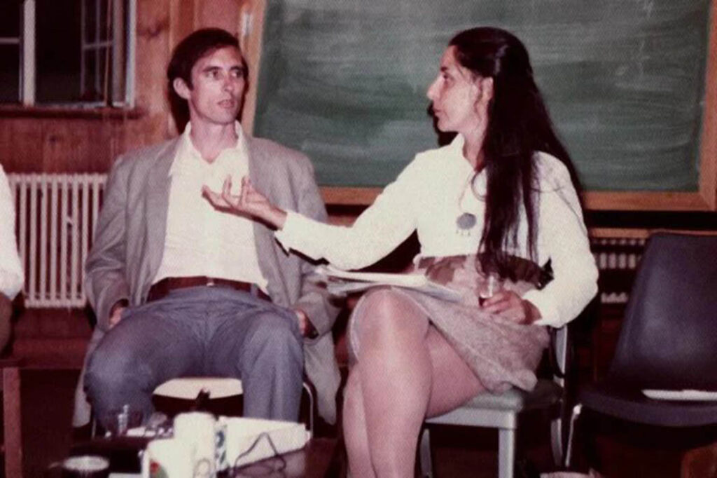 Isabel Larguia y John Dumoulin en una conferencia.