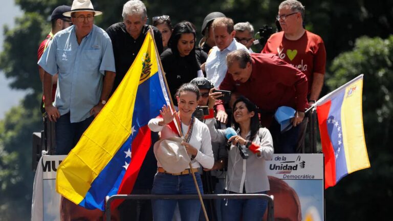 María Corina Machado encabeza la manifestación contra el fraude electoral.