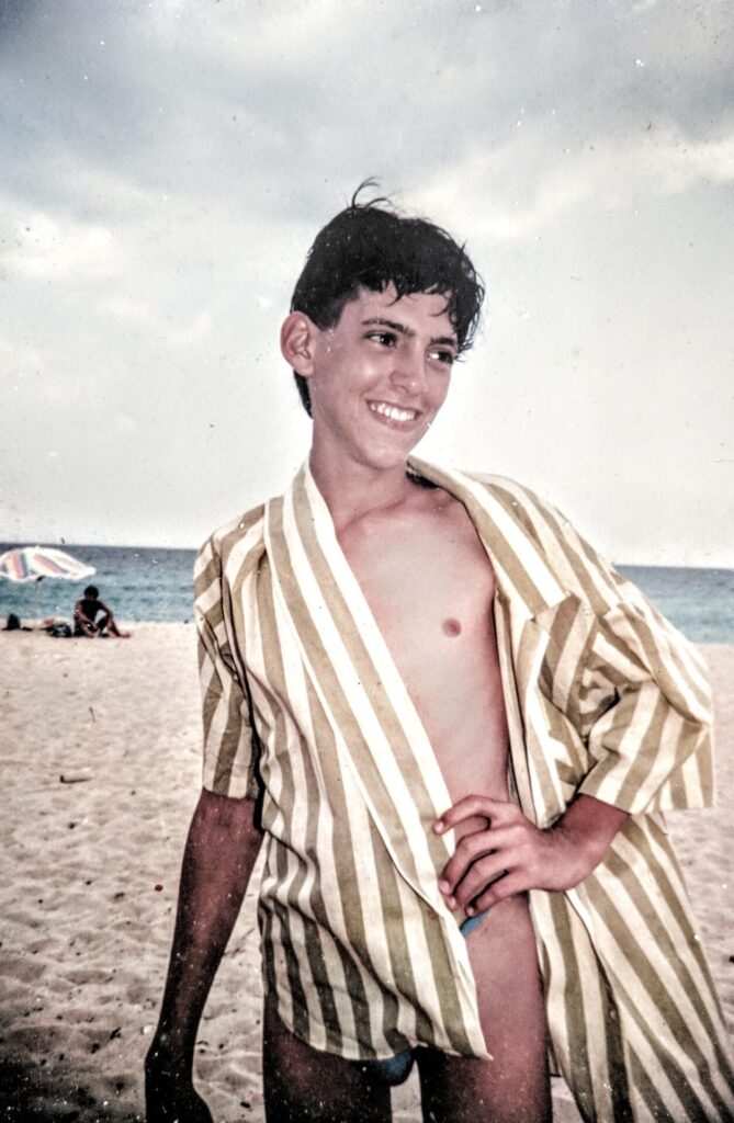 Nonardo perea en la playa con 15 años.