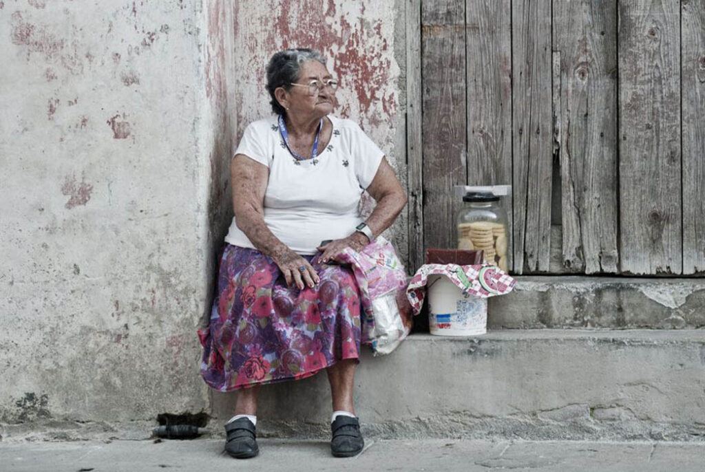 Anciana cubana en la pobreza. Foto: Bradys Barrera