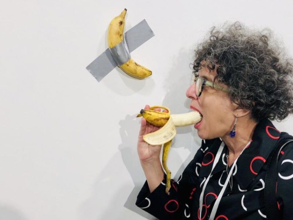 Elvia Rosa Castro junto a la obra de Cattelan.