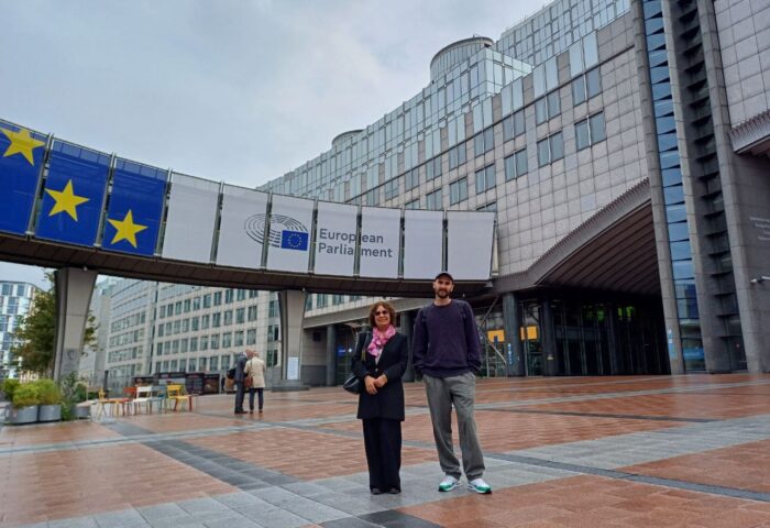 Ileana Álvarez y Mario Luis Reyes en Bruselas, sede del Parlamento Europeo.