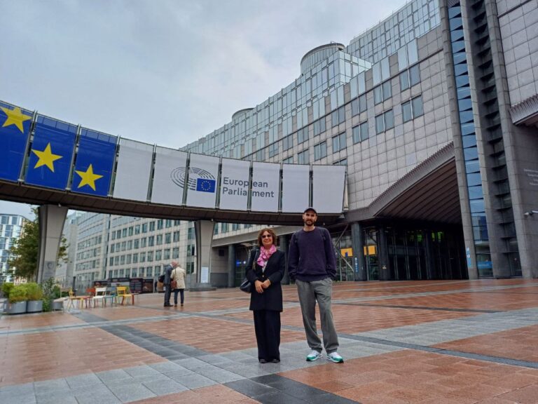 Ileana Álvarez y Mario Luis Reyes en Bruselas, sede del Parlamento Europeo.