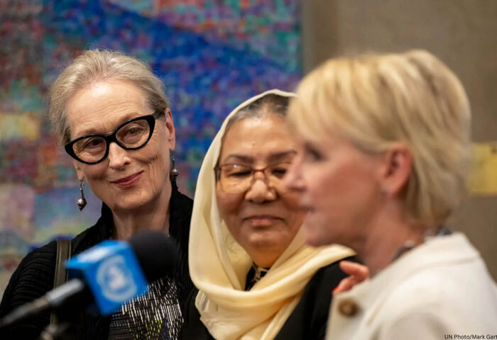 Meryl Streep denuncia en la ONU la represión que sufren las mujeres bajo el régimen talibán.