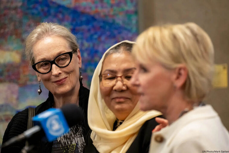 Meryl Streep denuncia en la ONU la represión que sufren las mujeres bajo el régimen talibán.