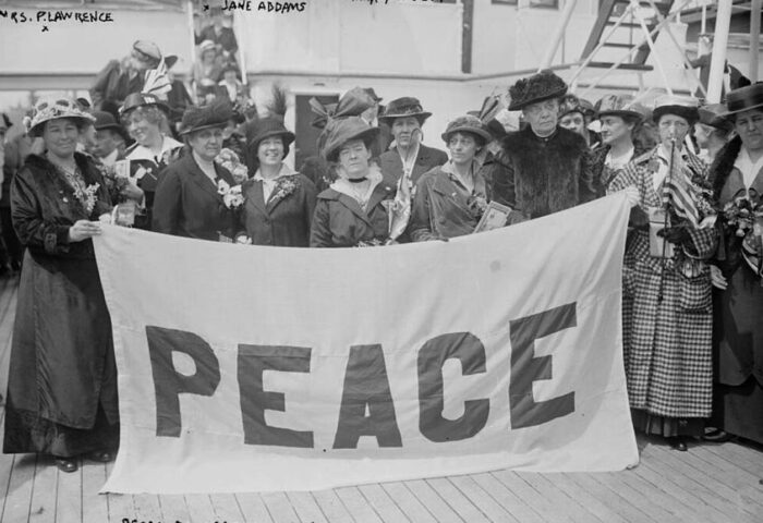 Delegadas estadounidenses de camino al Congreso Internacional de Mujeres celebrado en La Haya, en 1915.