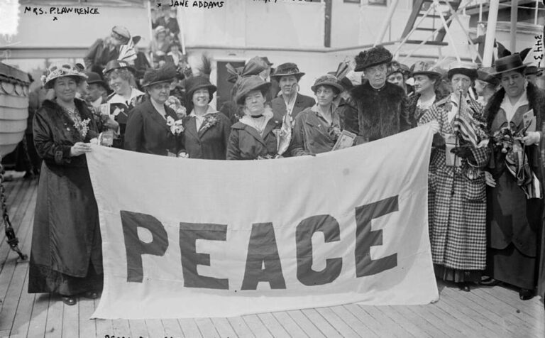 Delegadas estadounidenses de camino al Congreso Internacional de Mujeres celebrado en La Haya, en 1915.