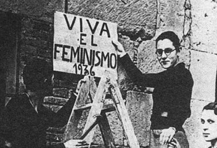 María Tello sujetando su cartel de "Viva el feminismo" en 1936.