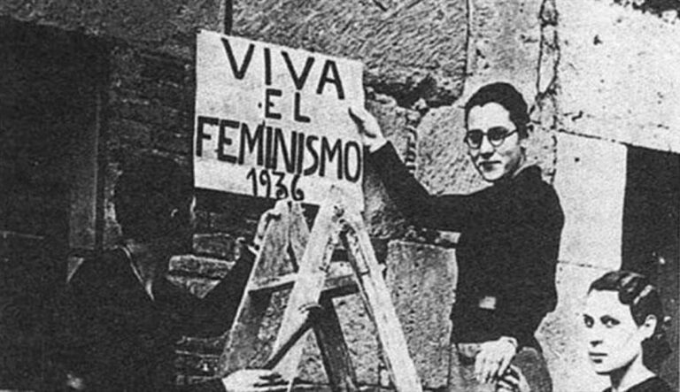 María Tello sujetando su cartel de "Viva el feminismo" en 1936.