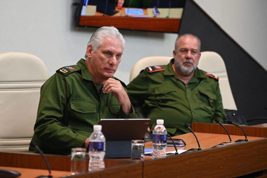 Miguel Díaz-Canel y Manuel Marrero vestidos de militares.