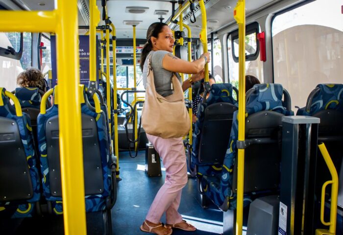 mujer dentro de omnibus