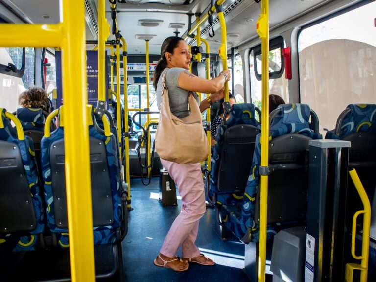 mujer dentro de omnibus