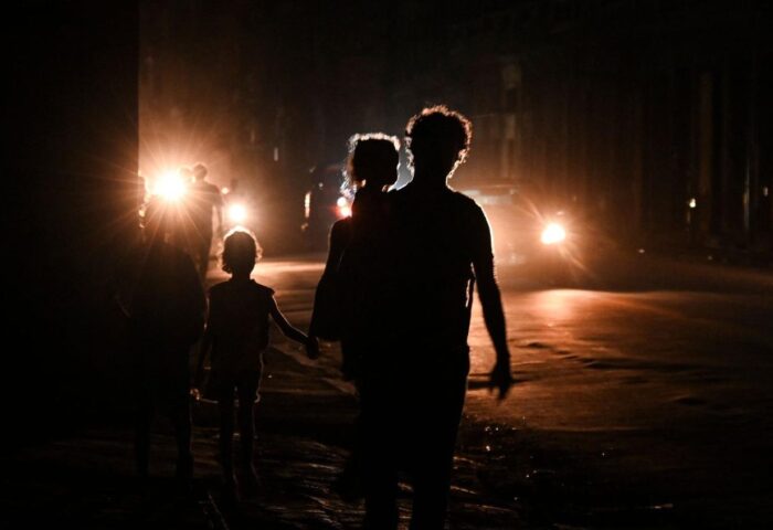 Cubanos en la calle con sus hijos en medio del apagón.