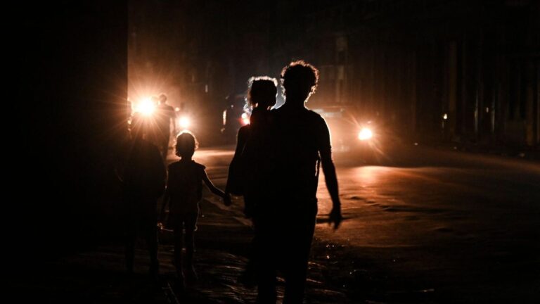 Cubanos en la calle con sus hijos en medio del apagón.