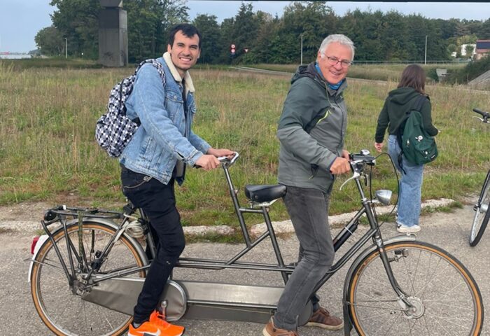 Dos amigos en Hasselt en bicicleta