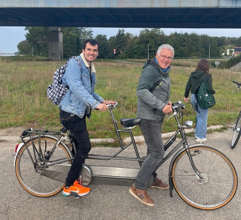 Dos amigos en Hasselt en bicicleta