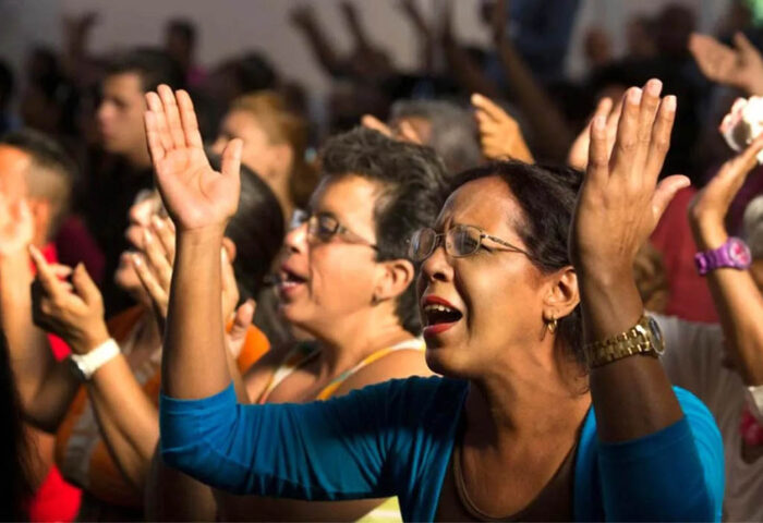 Comunidad cristiana durante un servicio religioso en Cuba.