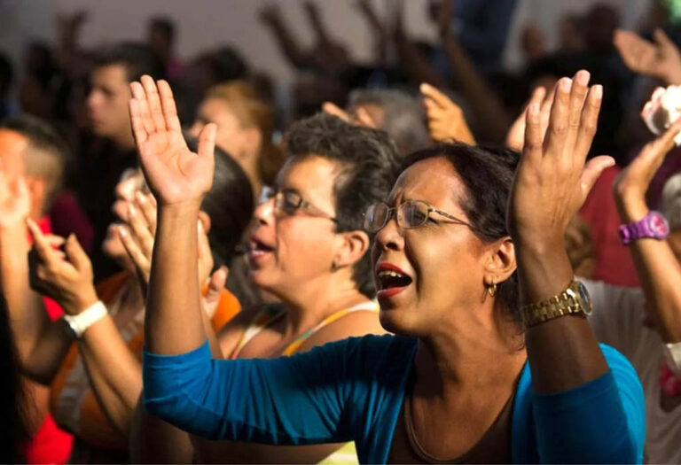 Comunidad cristiana durante un servicio religioso en Cuba.