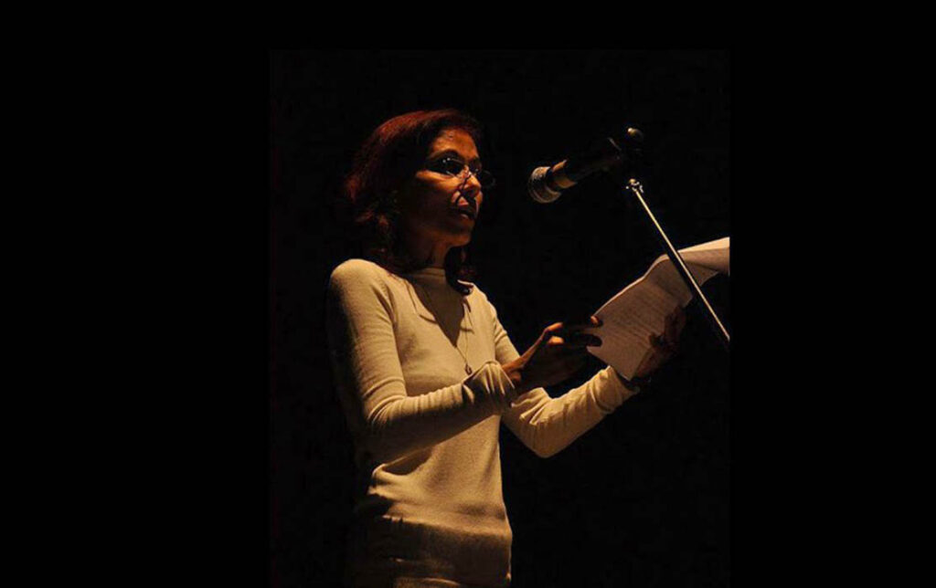 Mildre Hernández en una lectura de poesía.