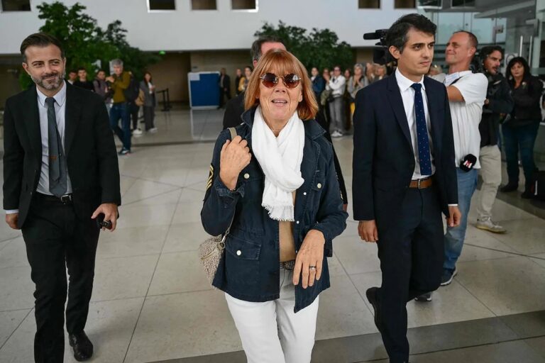 Gisèle Pélicot llegando al juicio.