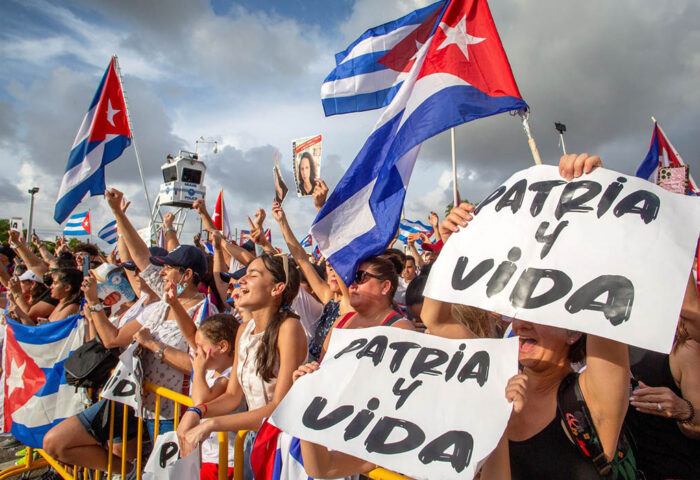 Mujeres marchan en Miami el 14 de julio de 2021 contra la represión en Cuba.