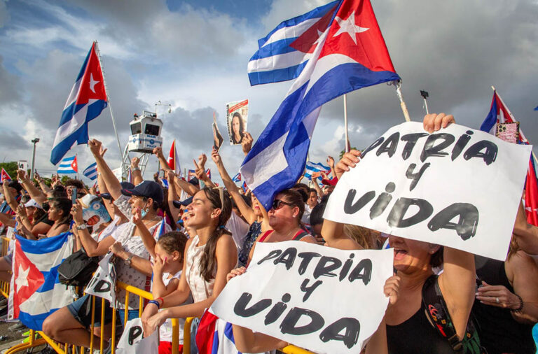 Mujeres marchan en Miami el 14 de julio de 2021 contra la represión en Cuba.