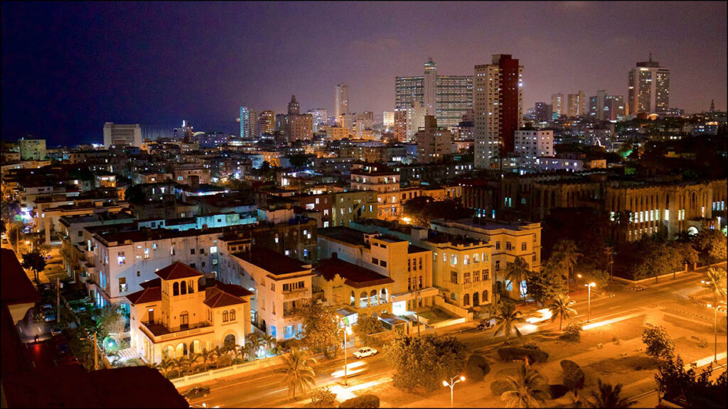 Vista nocturna del Vedado habanero.