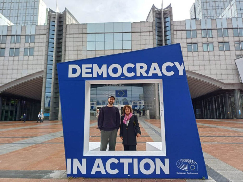 Ileana Álvarez y Mario Luis Reyes en Bruselas, sede del Parlamento Europeo.