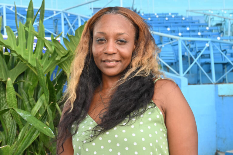 Annie Fonseca, la primera mujer en ocupar el puesto de entrenadora principal en la historia del béisbol cubano.