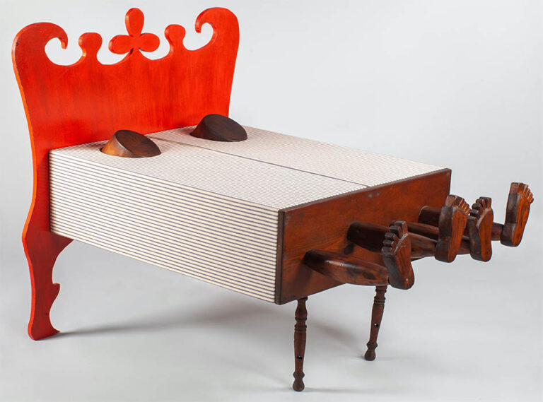 Kate Millett: "Cama" (1965), escultura de la serie "Muebles fantásticos".