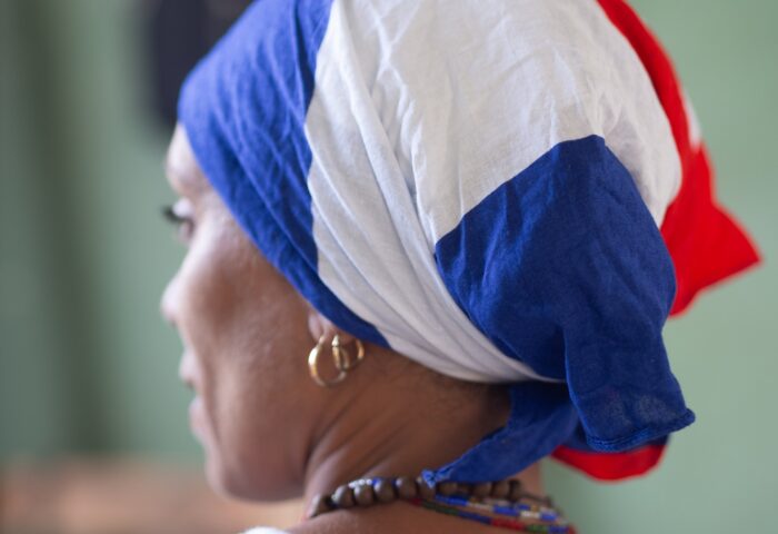 Mujer cubana con bandera como pañuelo