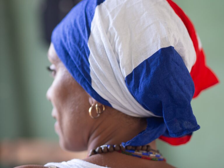 Mujer cubana con bandera como pañuelo